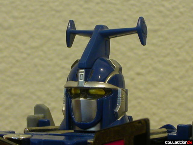 Deluxe Stratoforce Megazord (head detail, without mask)