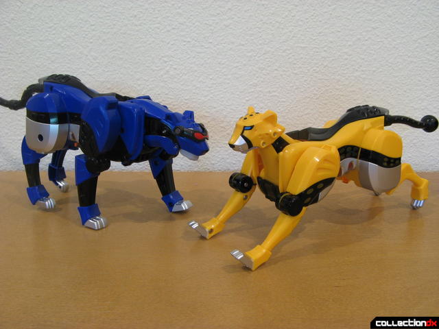 Deluxe Jungle Pride Megazord- Blue Jaguar and Yellow Cheetah Spirit Zords posed