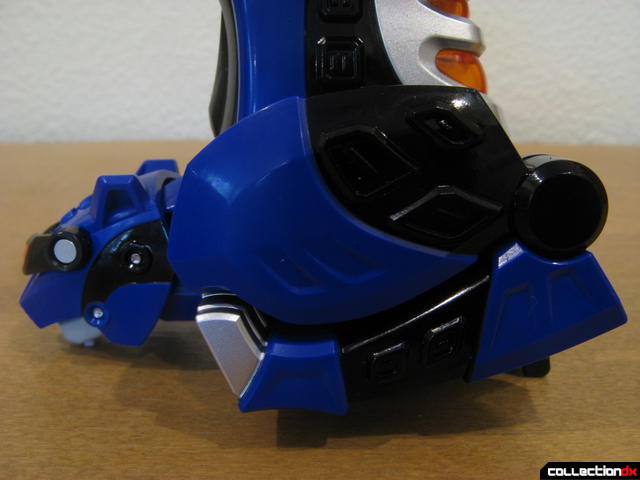 Deluxe Jungle Pride Megazord- Blue Jaguar's front legs retracted correctly