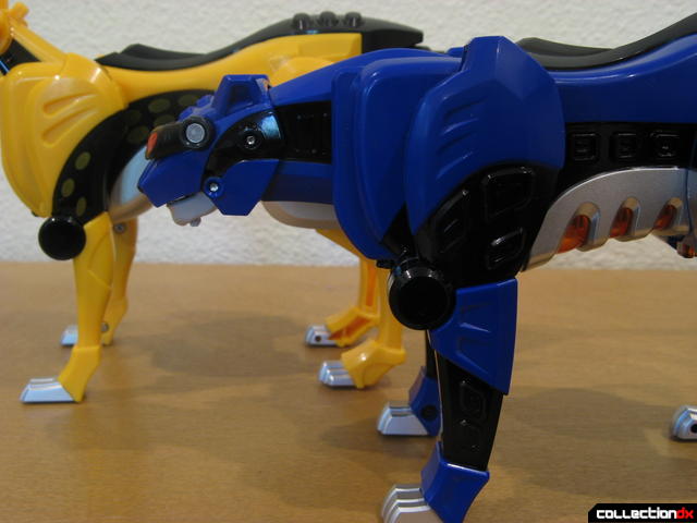 Deluxe Jungle Pride Megazord- Yellow Cheetah and Blue Jaguar Spirit Zords (forward legs comparison)