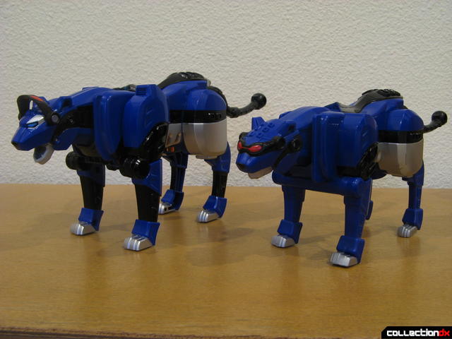 Deluxe-size (L) and Transforming-size (R) Blue Jaguar Spirit Zord