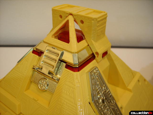 Deluxe Pyramidas The Carrier Zord- Carrier Mode (peak detail)