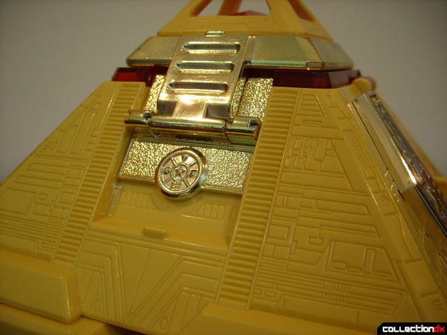 Deluxe Pyramidas The Carrier Zord- Pyramid Mode, surface detailing (1)