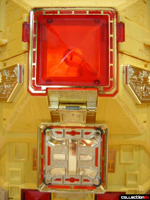 Deluxe Pyramidas The Carrier Zord- Robot Mode (front-torso detail)