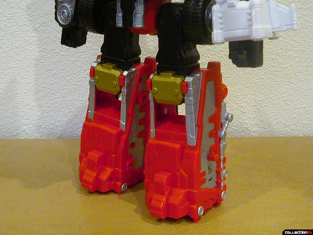 Deluxe DriveMax Megazord- lower leg & left wrist detail