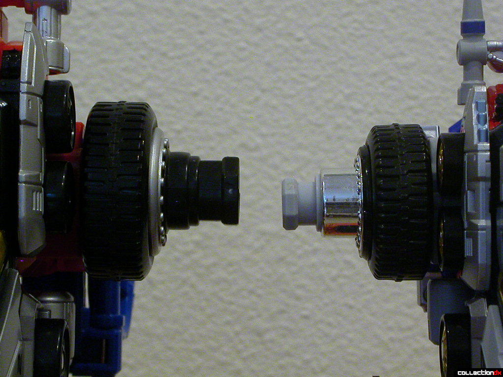 Shoulder joints- Deluxe DriveMax Megazord (left) and DX DaiBouken (right)