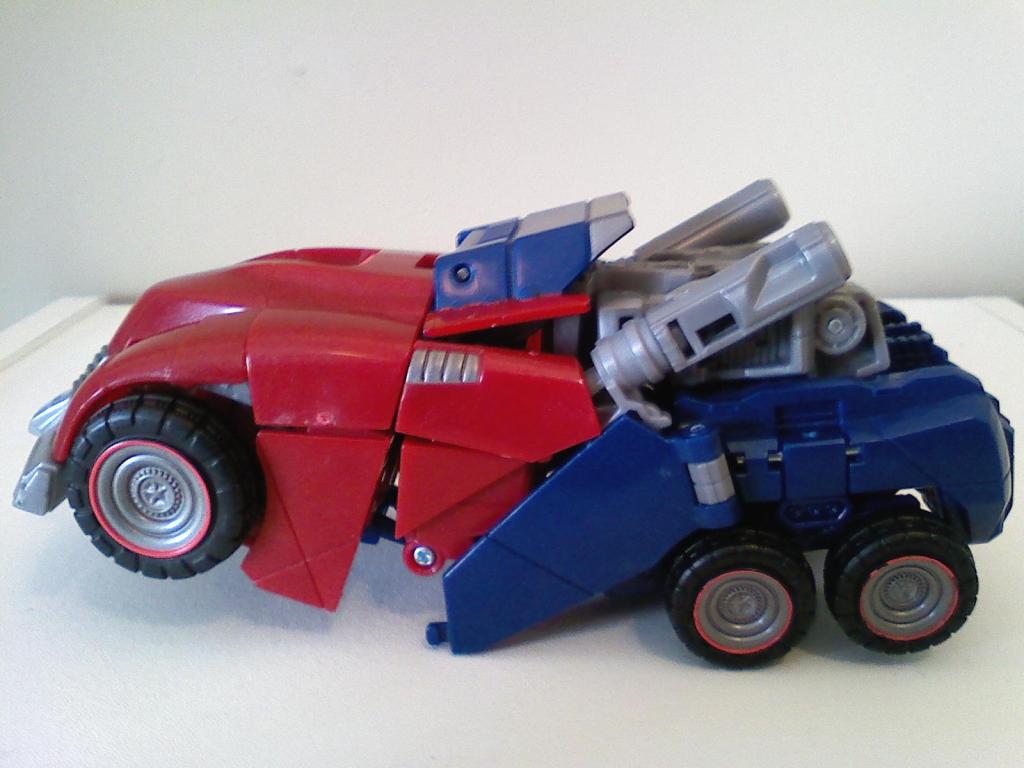 Deluxe Class Optimus Prime (War for Cybertron)