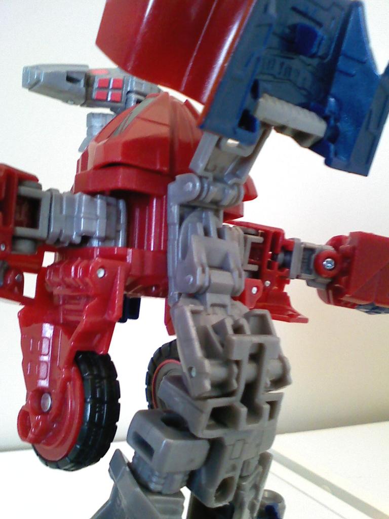 Deluxe Class Optimus Prime (War for Cybertron)