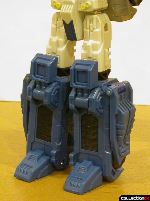 Autobot Ultra Magnus- robot mode (legs detail)