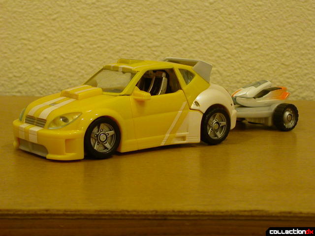 Autobot Bumblebee- vehicle mode (towing Wave Crusher)