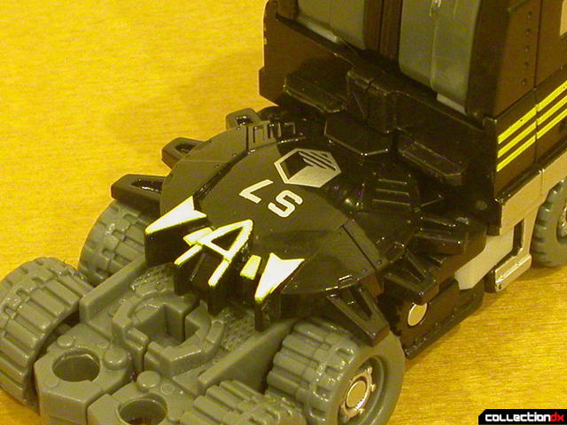 Autobot Armorhide- vehicle mode (Planet Key inserted)