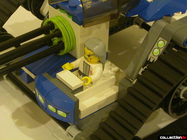 Hybrid Rescue Tank- drive section (cockpit detail with Sensei Keiken minifig)