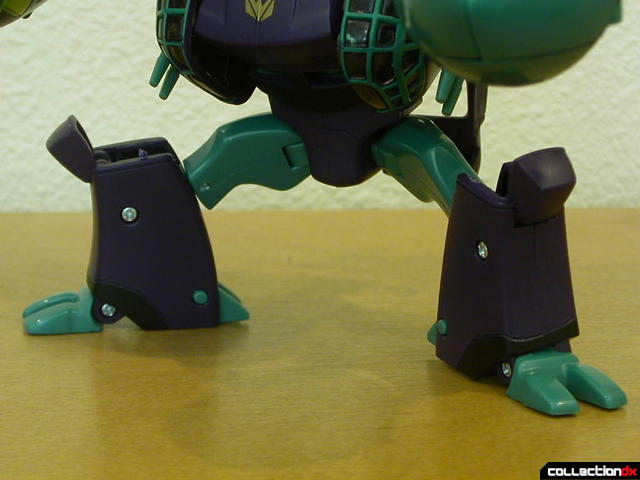 Decepticon Lugnut- robot mode (legs apart, knees bent)