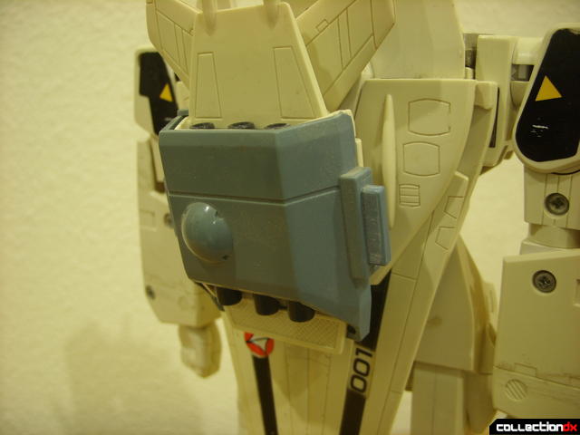 VF-1S Super Valkyrie - assembling backpack boosters (2)