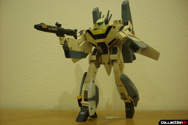 VF-1S Super Valkyrie - Battroid Mode posed (3)