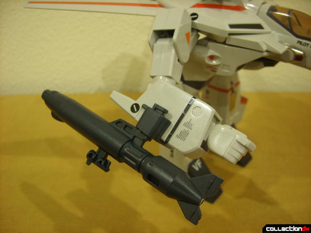 Origin of Valkyrie VF-1J Valkyrie- GERWALK Mode (gunpod stored on right arm)