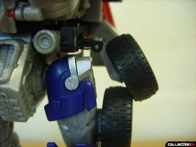 Leader-class Autobot Optimus Prime- robot mode (hip panel, normal)