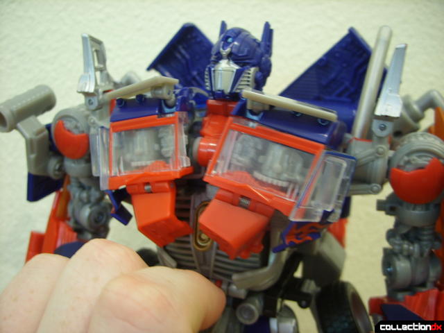 Leader-class Autobot Optimus Prime- robot mode (Mech Alive in torso, without LEDs on)