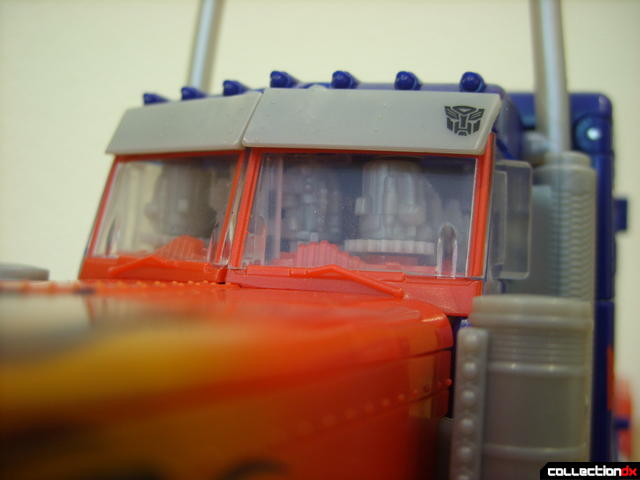 Leader-class Autobot Optimus Prime- vehicle mode (cab LEDs, off)