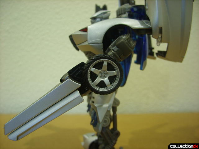 RotF Deluxe-class Sideswipe- robot mode (forearm sword, extended)