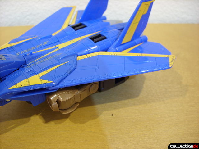 Autobot Tread Bolt without armor- vehicle mode (wing detail, retracted)