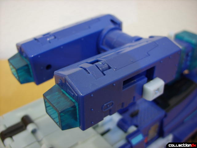 Animated Leader-class Autobot Ultra Magnus- vehicle mode (extending extra cannons)(1)