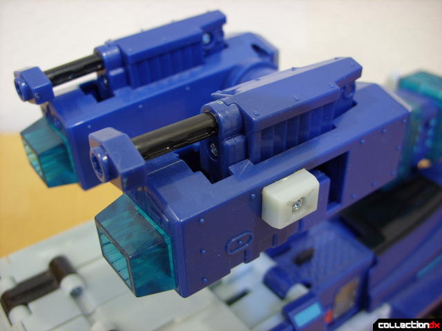 Animated Leader-class Autobot Ultra Magnus- vehicle mode (extending extra cannons)(3)