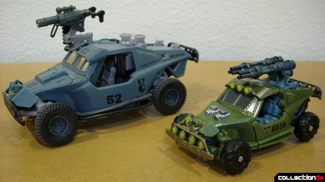 Scout-class Dune Runner (R) and Deluxe-class Landmine (L) in vehicle mode (front)