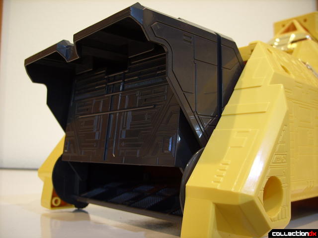 Deluxe Pyramidas The Carrier Zord- Carrier Mode (front detial)