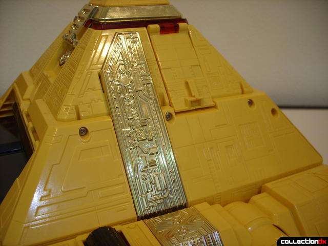 Deluxe Pyramidas The Carrier Zord- Pyramid Mode, surface detailing (2)