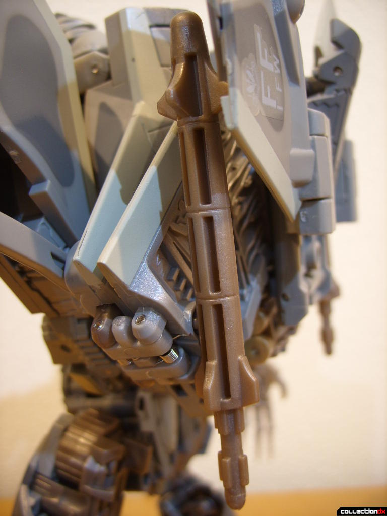 Masterpeice Movie Series Starscream- Robot Mode (a missile attached behind left shoulder)