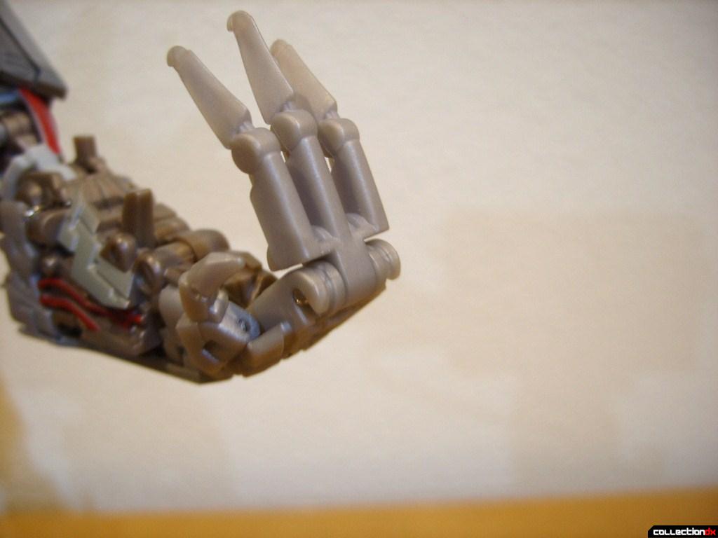 Masterpeice Movie Series Starscream- Robot Mode (left hand closed)