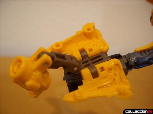 Deluxe-class Battle Blade Bumblebee - robot mode, deploying blaster (3)