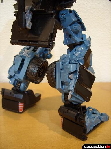 DotM Leader-class Autobot Ironhide (39)