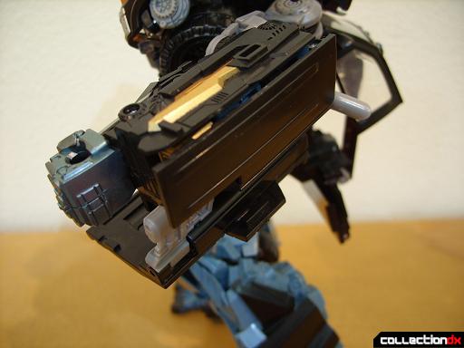 DotM Leader-class Autobot Ironhide (47)