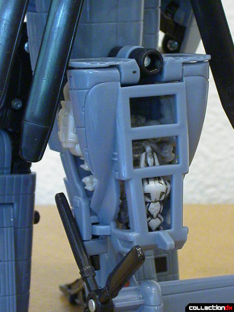 Decepticon Blackout- robot mode (cage detail)