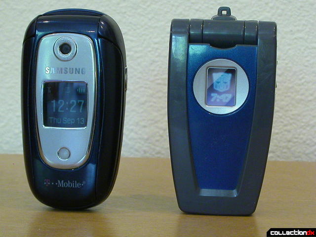 Autobot Speed Dial 800 (right) with real Samsung SGH-E335 (both closed)