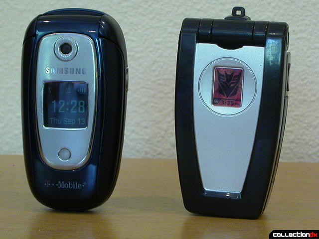 Decepticon Wire Tap V20 (left) with real Samsung SGH-E335 (both closed)