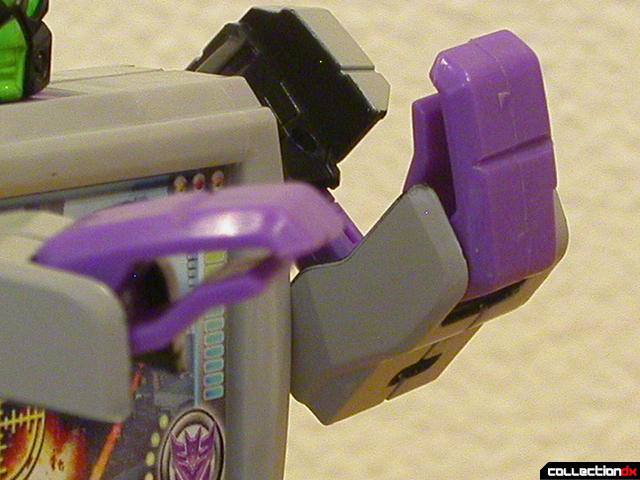 Decepticon Power Up VT6- robot mode (hands detail)