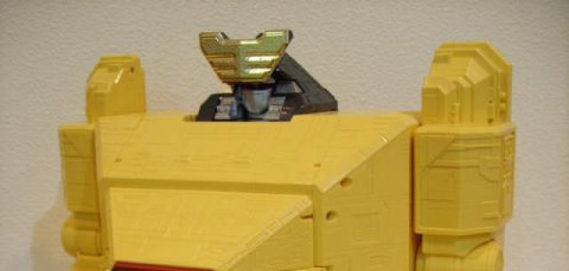 Deluxe Pyramidas The Carrier Zord