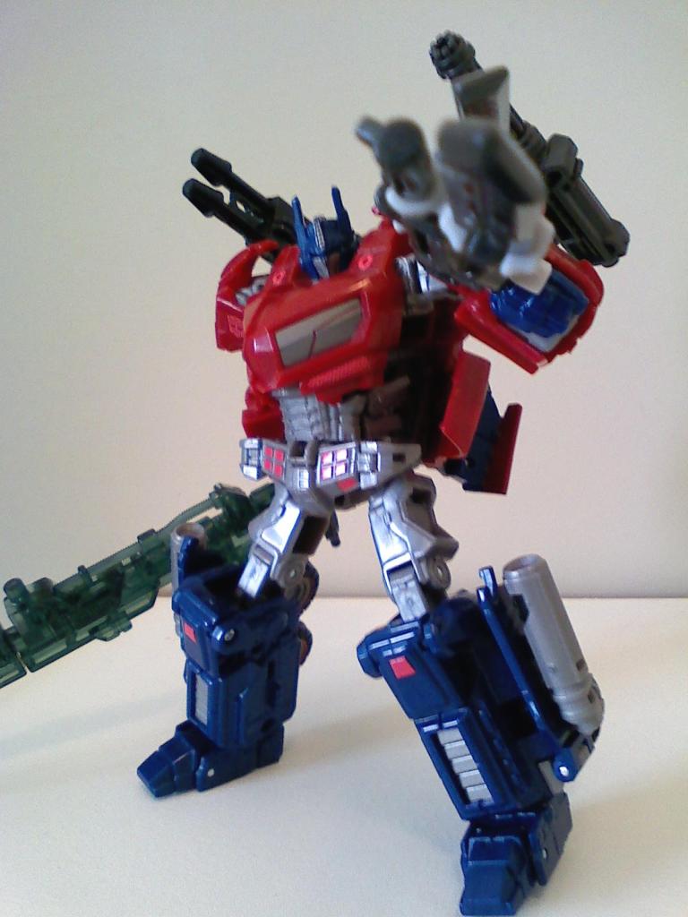 Deluxe Class Optimus Prime (War for Cybertron)