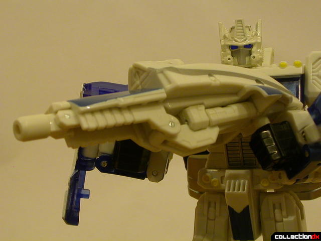 Autobot Ultra Magnus- robot mode (holding ion cannon rifle)