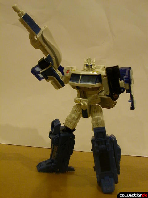 Autobot Ultra Magnus- robot mode posed with weapons  (1)