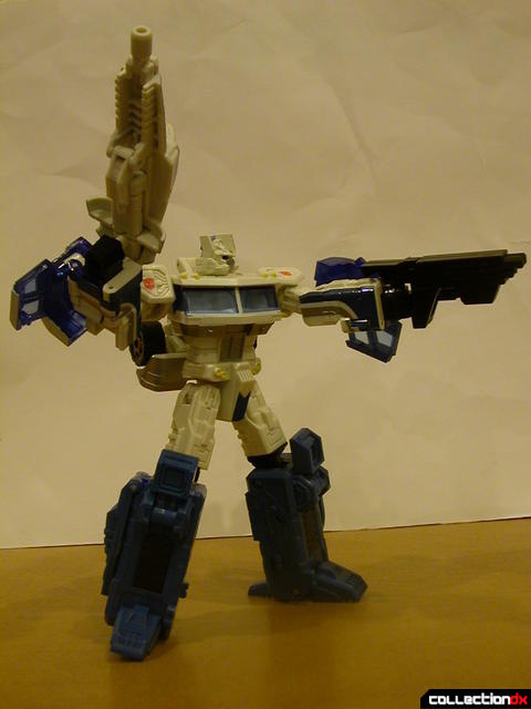 Autobot Ultra Magnus- robot mode posed with weapons (2)