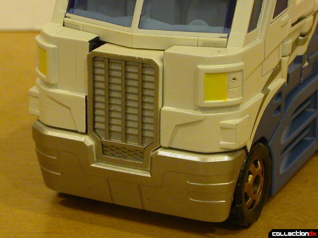Autobot Ultra Magnus- vehicle mode (grille and bumper detail)