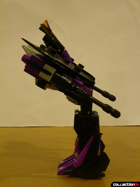 Decepticon Skywarp- robot mode (bowing)