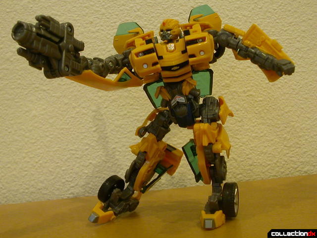 Battle Scenes Autobot Bumblebee- posed with weapon (2)