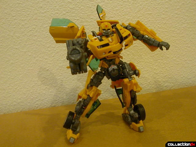 Battle Scenes Autobot Bumblebee- posed with weapon (3)
