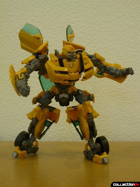 Battle Scenes Autobot Bumblebee- robot mode posed (1)