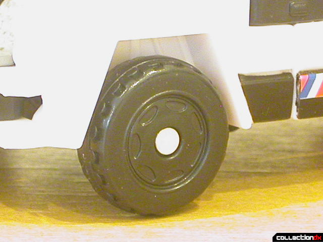 Battle Scenes Autobot Longarm- vehicle mode (wheel detail)